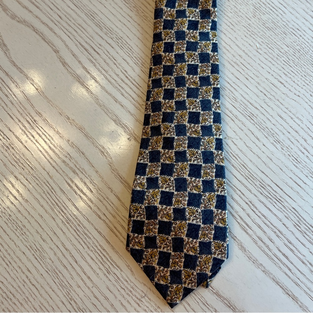Gap necktie